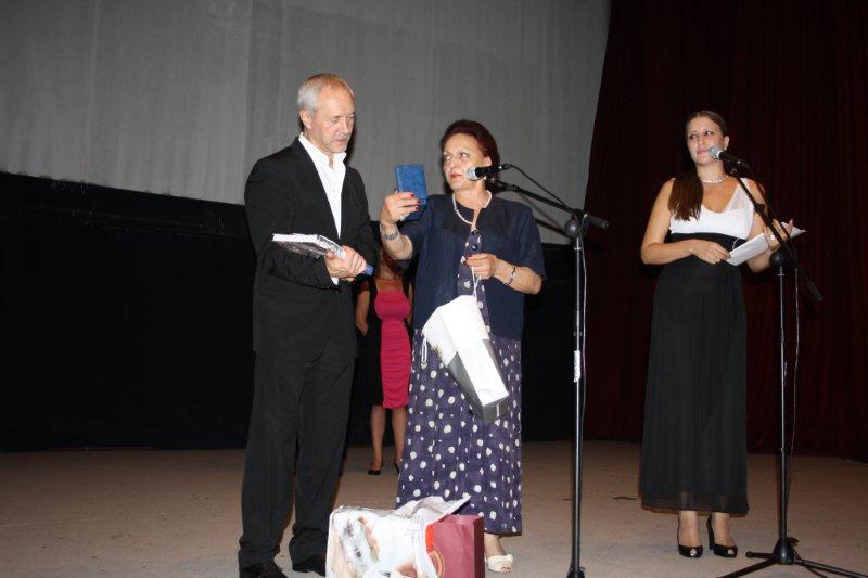 Закрытие фестивали "Дни российского кино в Черногории", Председатель Парламента г.Бар Бранка Никезич вручает подарки Е. Герасимову