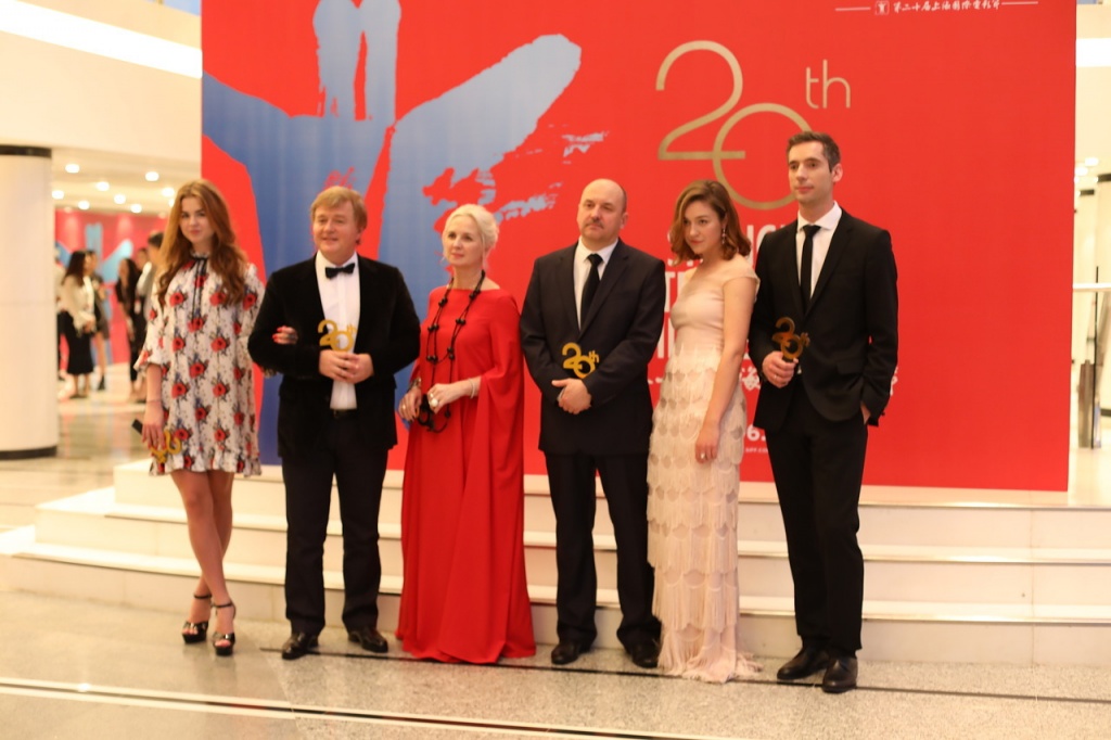 20 Шанхайский международный кинофестиваль, церемония награждения, продюсер Андрей Сигле с супругой Светланой и дочерью Юлией, режиссер Иван Болотников, актеры Аисте Диржюте и Войцех Урбаньски