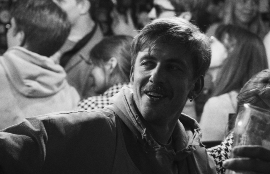 Кадр из фильма Картины дружеских связей