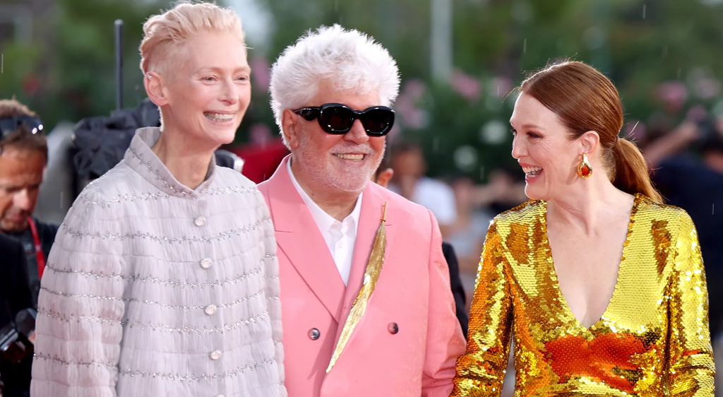 Тильда Суинтон, Педро Альмодовар и Джулианна Мур на 81 Венецианском кинофестивале Тильда Суинтон, Педро Альмодовар и Джулианна Мур на 81 Венецианском кинофестивале