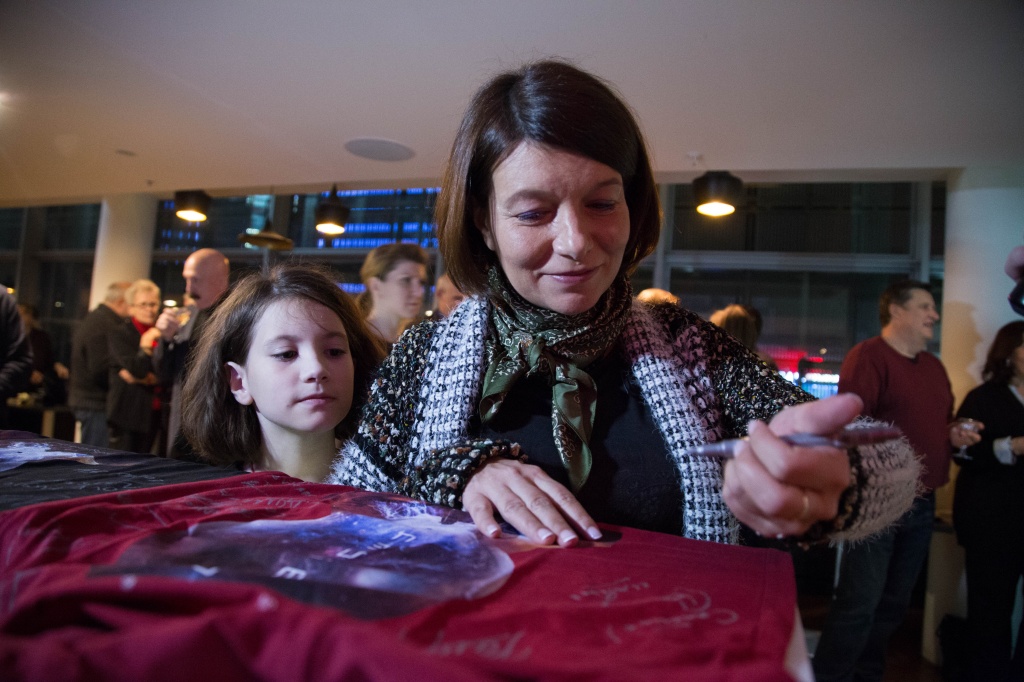 Премьера фильма "Пришелец", режиссер пост-продакшн Беата Соколова подписывает футболку 