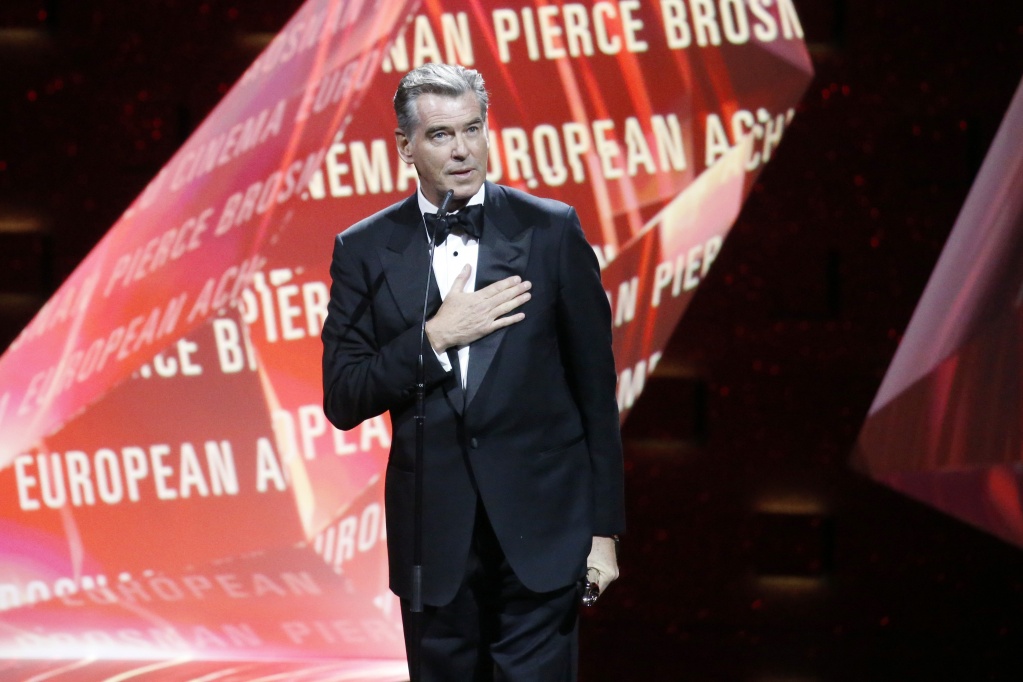 29-я церемония награждения лауреатов премии Европейской Киноакадемии European Film Awards, актер Пирс Броснан - премия за заслуги (European Achievement in World Cinema Award)