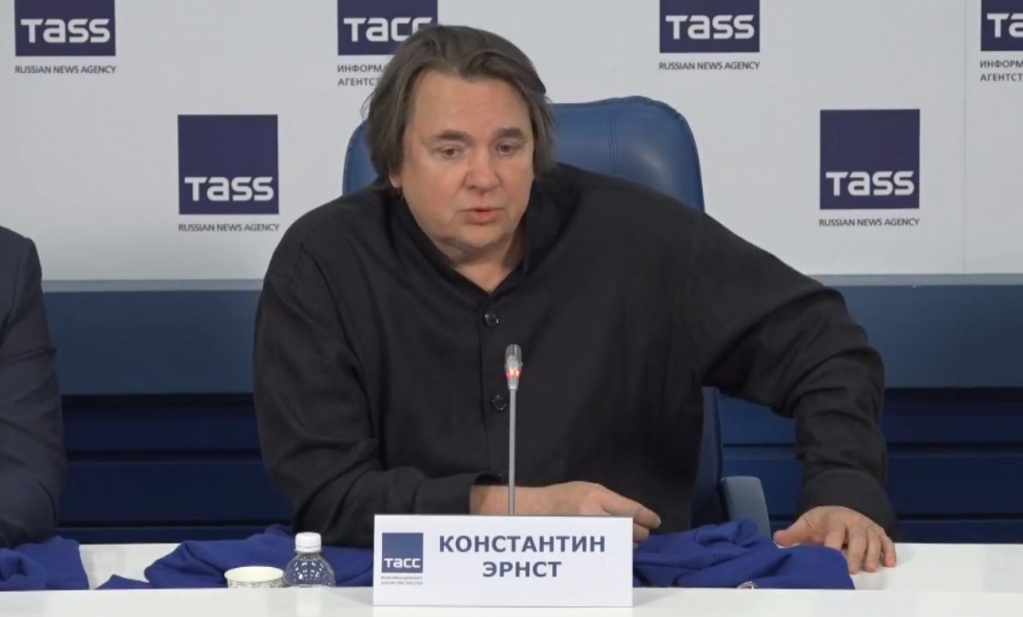 Константи́н льво́вич эрнст. Константин эрнст и иван ургант. Эрнст предатель. Эрнст предатель. Константин эрнст карикатура.