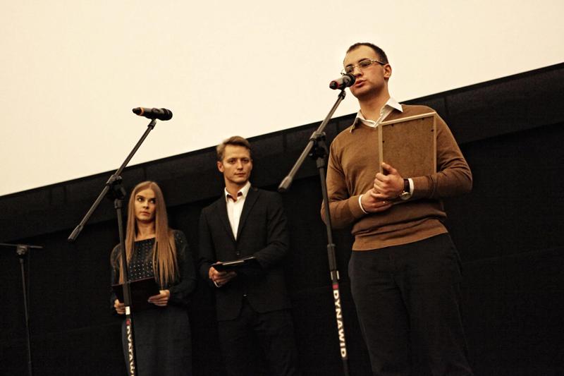 7-й Фестиваль российского кино "Спутник над Польшей", закрытие, атташе РФ Эмиль Шикалев получает приз для фильма "Географ глобус пропил"