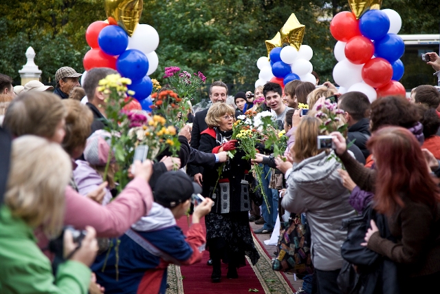 Закладка именных плит А.Суриковой и Л.Ярмольника на Аллее звезд, Алла Сурикова и Леонид Ярмольник