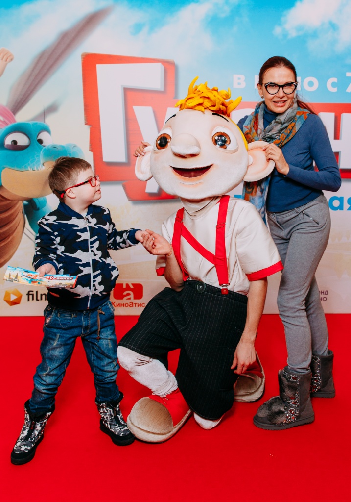 Премьера фильма «Гурвинек. Волшебная игра», актриса Эвелина Бледанс с сыном