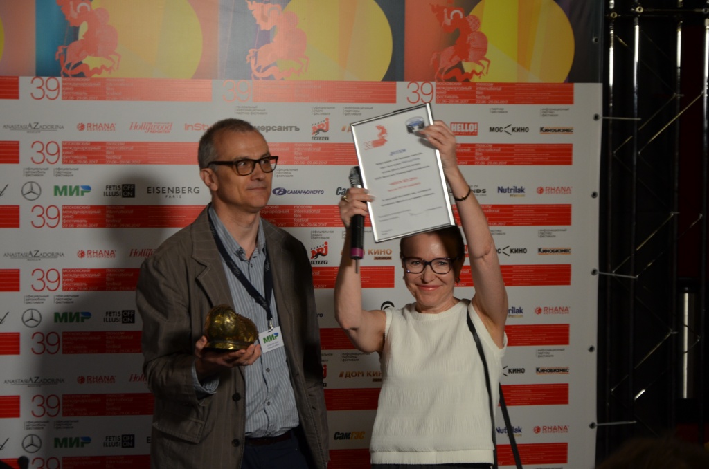 39 Московский международный кинофестиваль, вручение приза вручение Гран-при Федерации киноклубов России «Колючий взгляд»