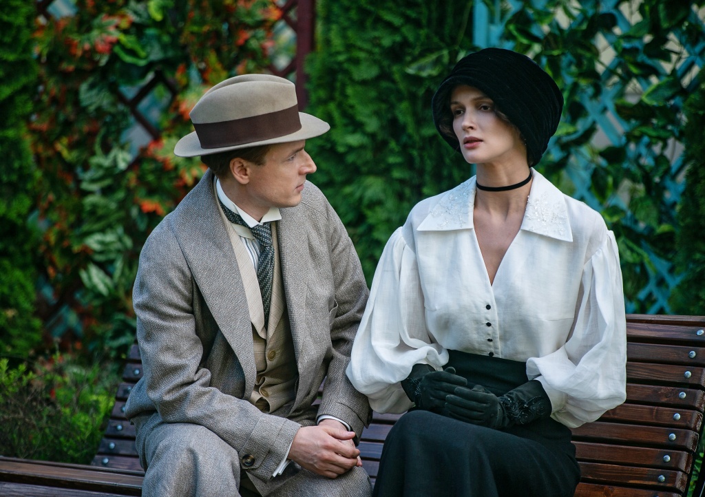 кадр из сериала Вертинский