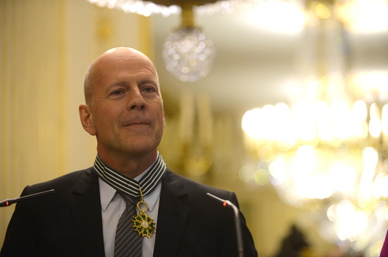 Награждение Брюса Уиллиса Орденом командора искусств и словесности Франции