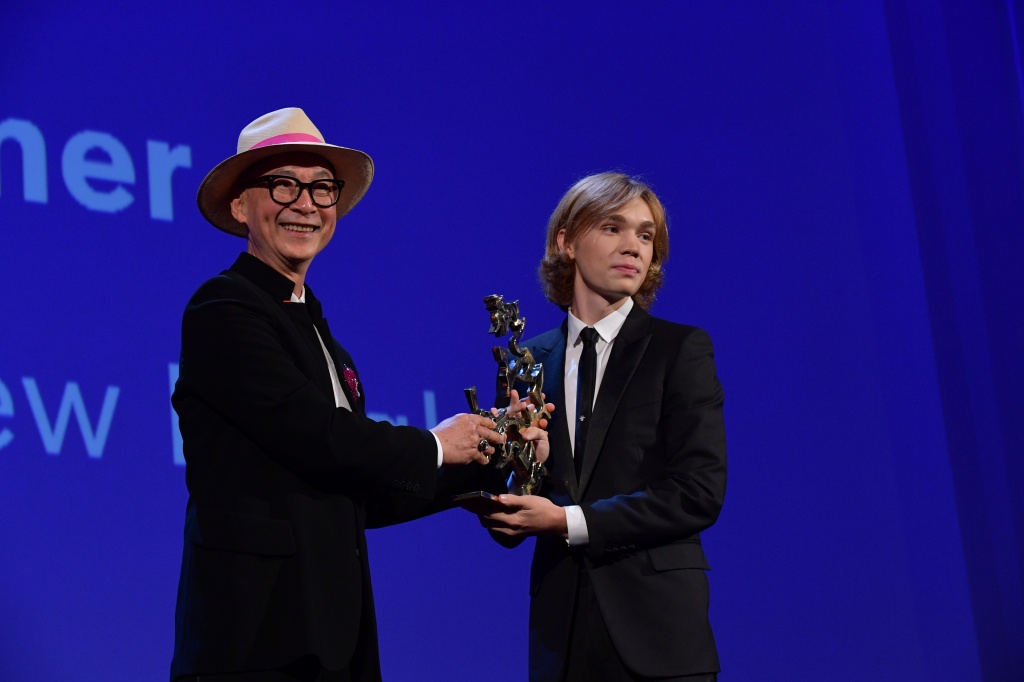 Чарли Пламмер с призом Венецианского кинофестиваля