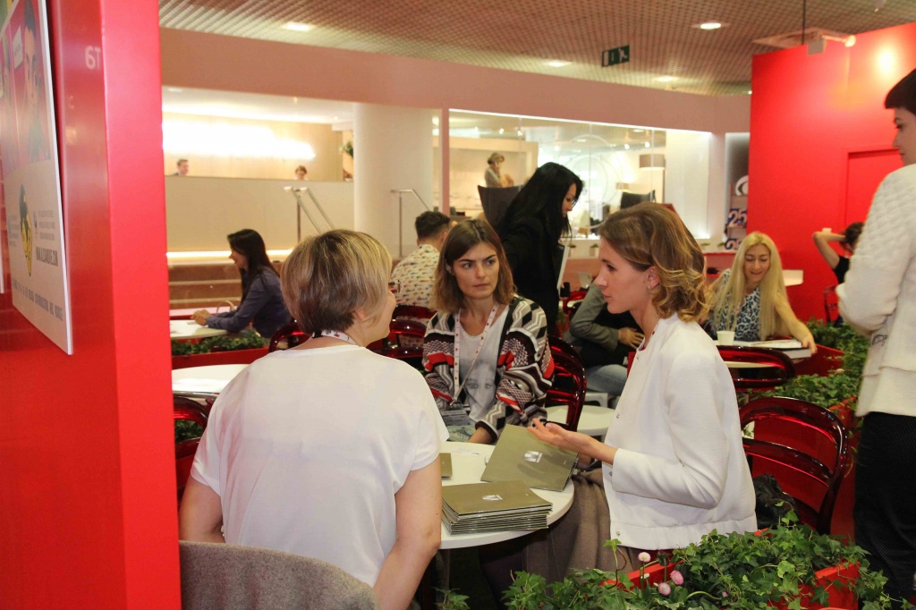 MIPTV 2016, объединенный стенд ROSKINO - RUSSIAN CINEMA WORLDWIDE, компания Mirsand ведет переговоры