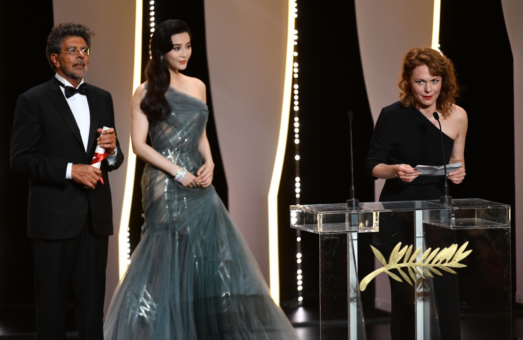 70 Каннский кинофестиваль, церемония закрытия, член жюри режиссер Марен Аде с призом для Софии Копполы (Лучшая режиссура)