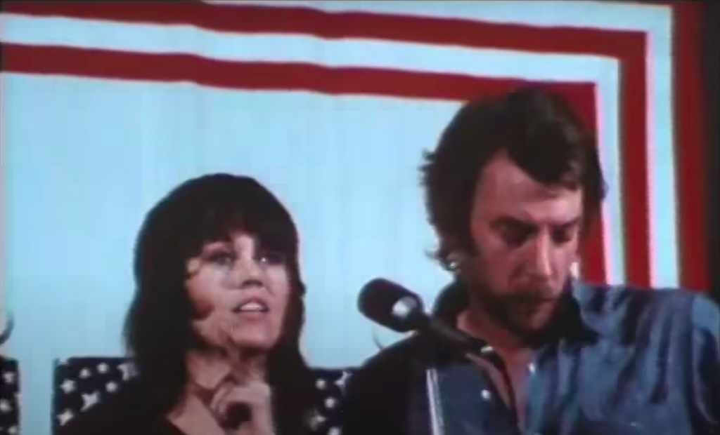 Джейн Фонда и Дональд Сазерленд выступают с речью в рамках тура Free The Army