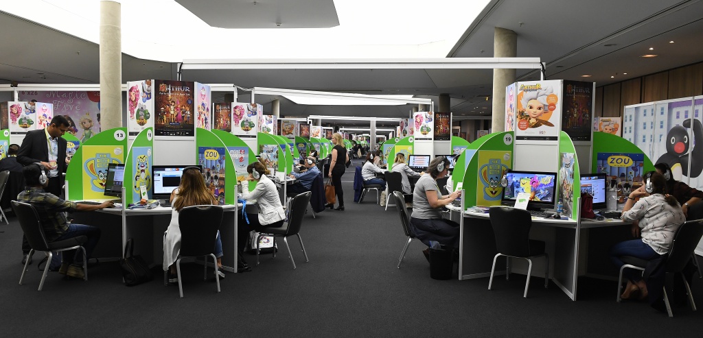 Международный рынок телевизионных программ и мультсериалов для детей MIPJunior, скрининг-рум