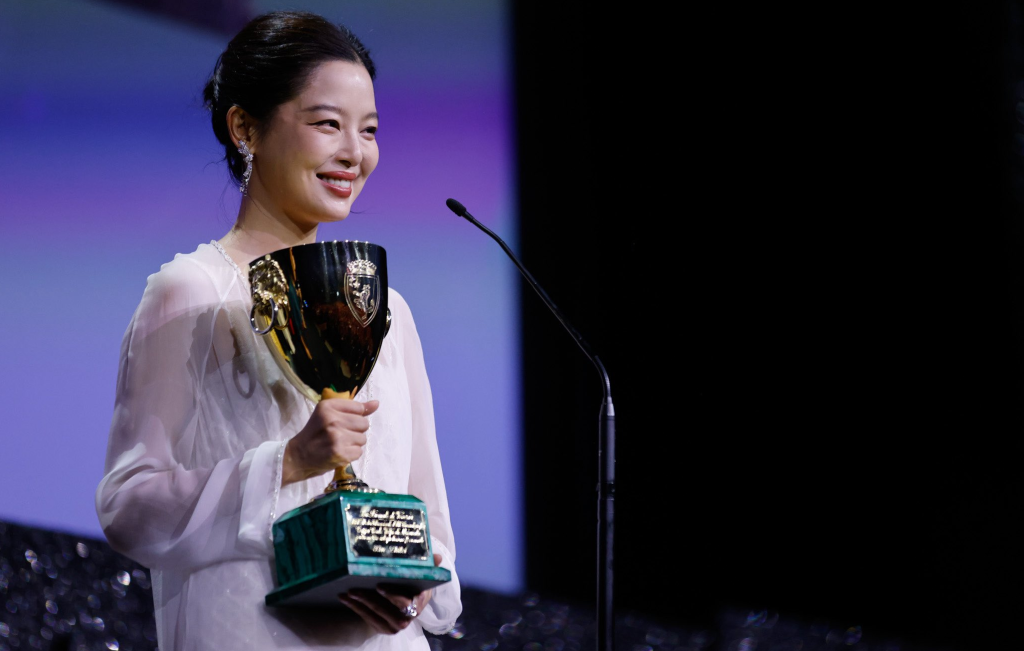 Синь Чжилэй получает Кубок Вольпи за лучшую женскую роль