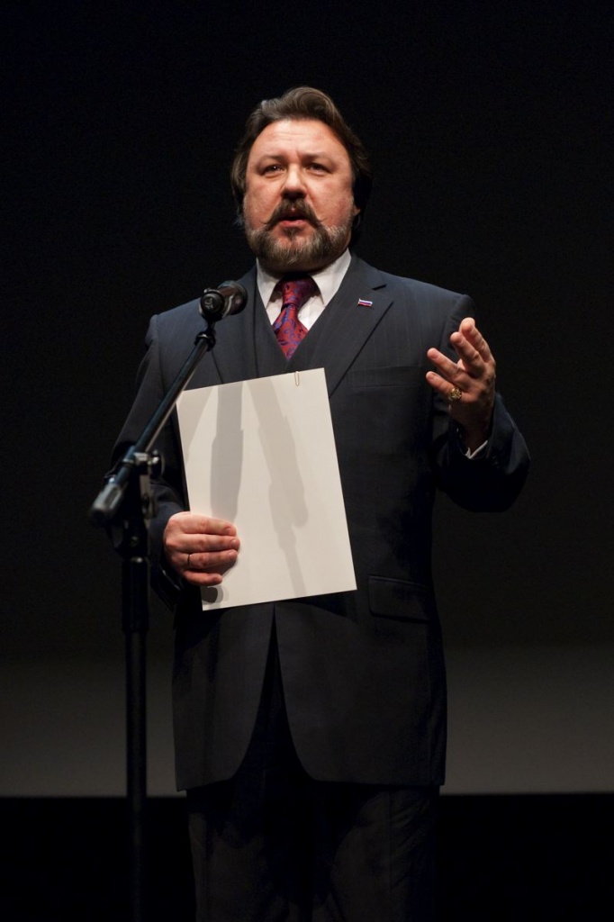 Открытие фестиваля "Спутник над Варшавой". Советник Президента РФ по вопросам международного культурного сотрудничества Юрий Лаптев зачитывает послание президента РФ Дмитрия Медведева