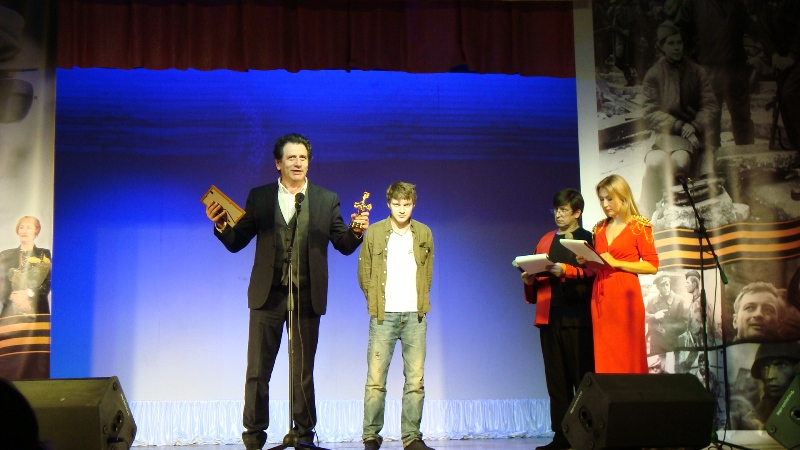 ХI Международный фестиваль военного кино имени Ю.Н.Озерова, Евгений Князев вручает За лучшую мужскую роль