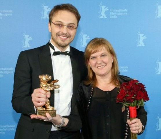 Обладатели "Золотого медведя" режиссер Калин Петер Нецер и продюсер Ада Соломон 