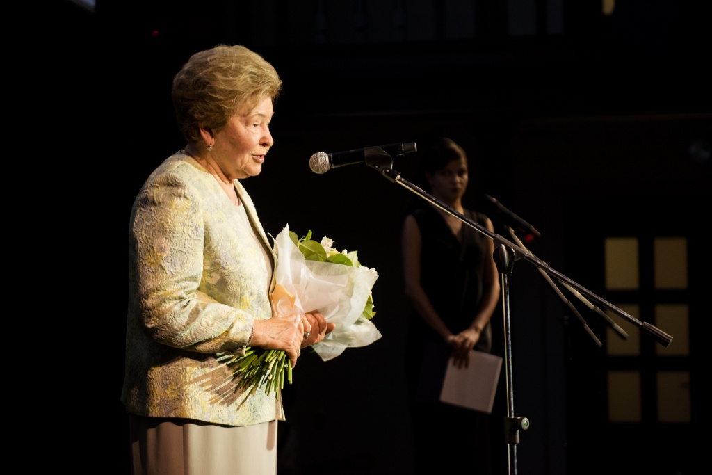 11-й международный кинофестиваль им. Андрея Тарковского Зеркало, открытие, Наина Ельцина получает Специальный приз за многолетнюю поддержку авторского кино и фестивального движения в России