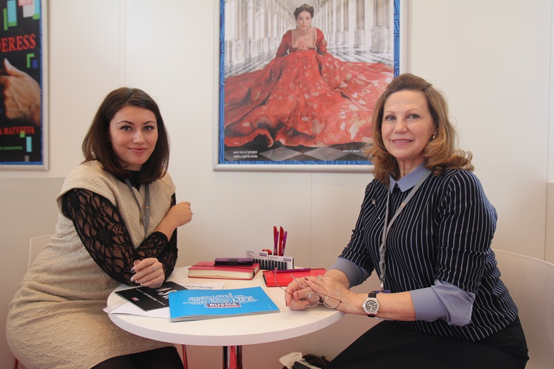 Европейский кинорынок, стенд Russian Cinema, Мария Дорохина, руководитель отдела международных продаж, и Галина Икрянникова, начальник отдела маркетинга, ВО "Совтелеэкспорт" (дистрибьютор контента ВГТРК)