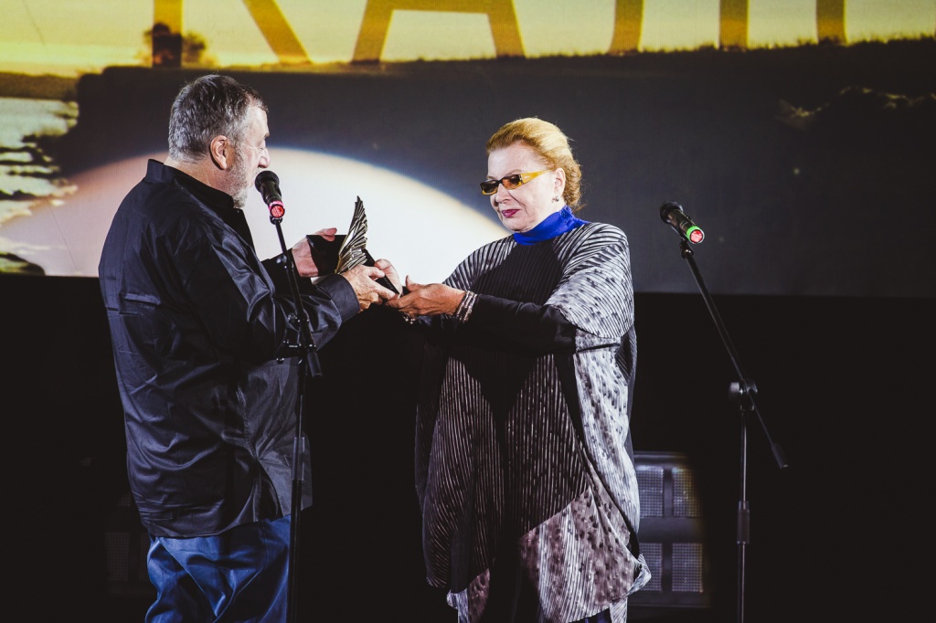 X Международный кинофестиваль им. Андрея Тарковского Зеркало, президент смотра Павел Лунгин на закрытии вручает приз Алле Демидовой
