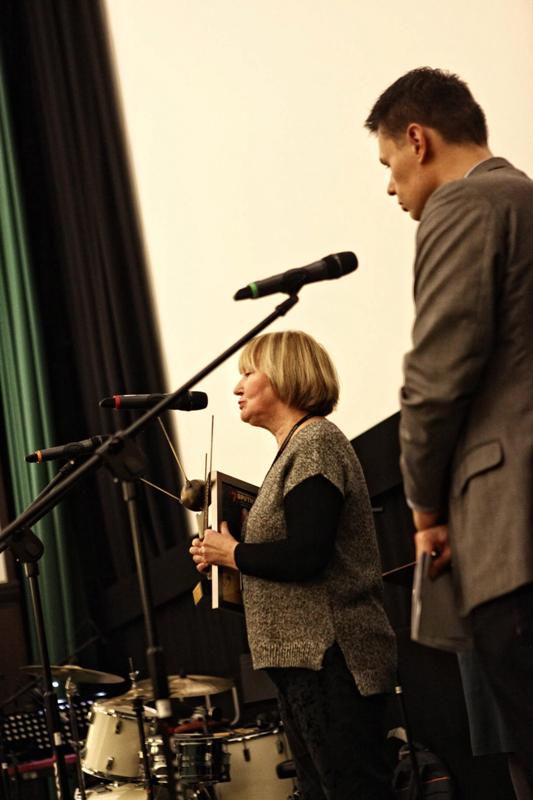 7-й Фестиваль российского кино "Спутник над Польшей", закрытие, кинокритик Ольга Галицкая получает приз для фильма "Майор"