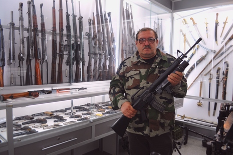 на съемках фильма "Орден", руководитель Оружейного участка Сергей Александрович Захаров со штурмовой винтовкой М16А2