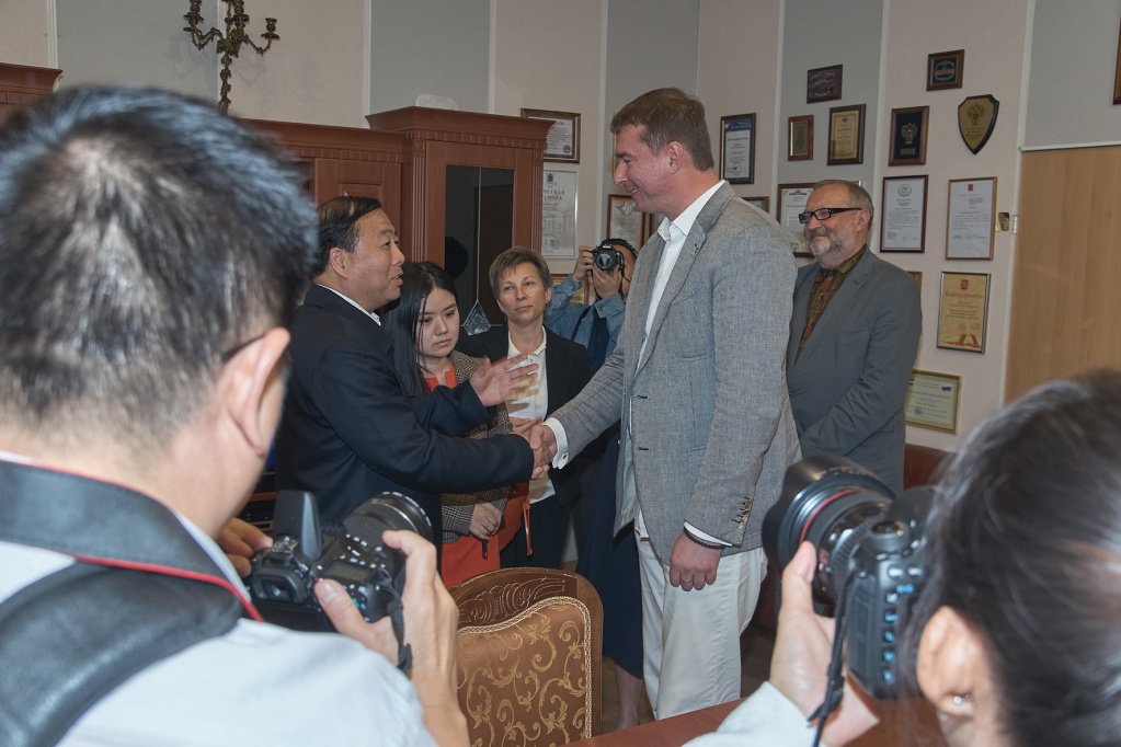 подписание соглашения о стратегическом сотрудничестве между киностудиями Ленфильм и Западное кино (Western Movie GroupCo)