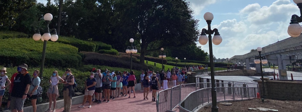 Посетители Magic Kingdom Park на территории Walt Disney World Resort. Фрагмент фото из твиттера журналистки Carlye Wisel Посетители Magic Kingdom Park на территории Walt Disney World Resort. Фрагмент фото из твиттера журналистки Carlye Wisel