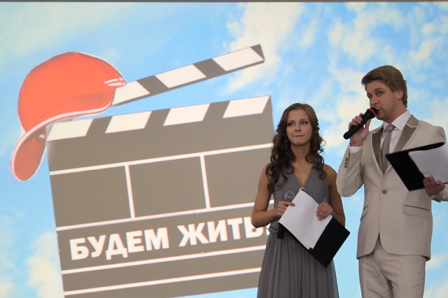 Открытие фестиваля Будем жить, ведущие церемонии Лиза Арзамасова и Илья Васильев