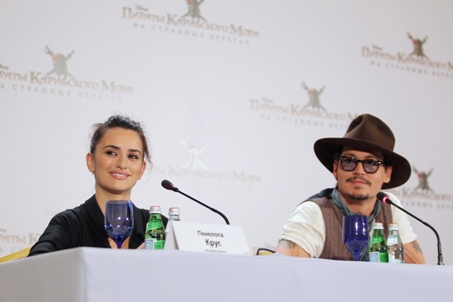 Пресс-конференция по фильму "Пираты Карибского моря: На странных берегах", актеры Пенелопа Крус и Джонни Депп