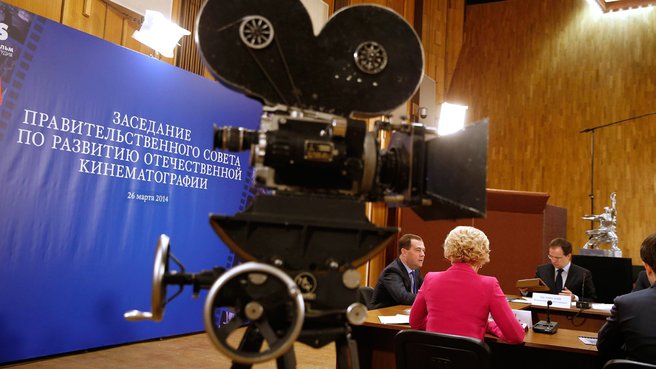 Поддержка кинематографа. Съемочное оборудование для съемки фильма. Поддержка кинематографа. Съемочная группа на площадке. Поддержка кинематографа.