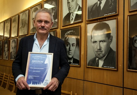 Федор Попов с Дипломом "За верность гуманистической традиции в киноискусстве" за фильм "Совсем не простая история" в рамках Дней русской культуры в Латвии