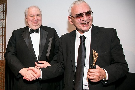 Генеральный директор Киноконцерна "Мосфильм" Карен Шахназаров и Посол РФ в США Сергей Кисляк на вручении награды за вклад в укрепление связей между США и Россией