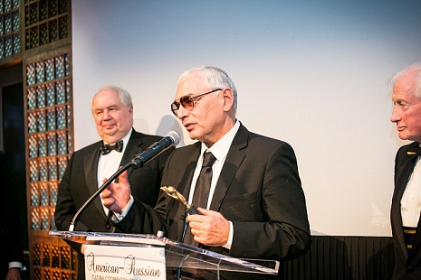 Карен Шахназаров на вручении награды за вклад в укрепление связей между США и Россией 