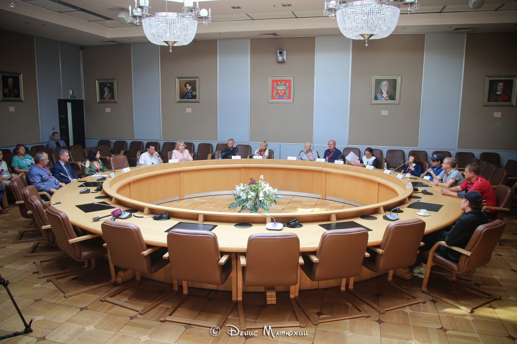 Восток&Запад. Классика и Авангард, круглый стол