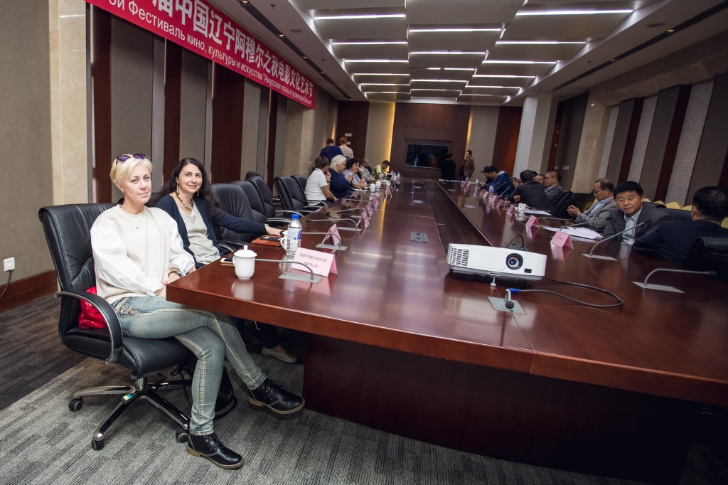 2-й фестиваль кино, культуры и искусства Амурская осень в провинции Ляонин, обсуждение короткометражных фильмов 2-й фестиваль кино, культуры и искусства Амурская осень в провинции Ляонин, обсуждение короткометражных фильмов