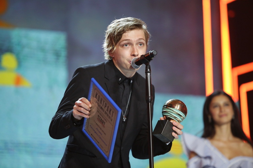 29 Кинотавр, церемония закрытия, режиссер Александр Горчилин с призом за лучший дебют