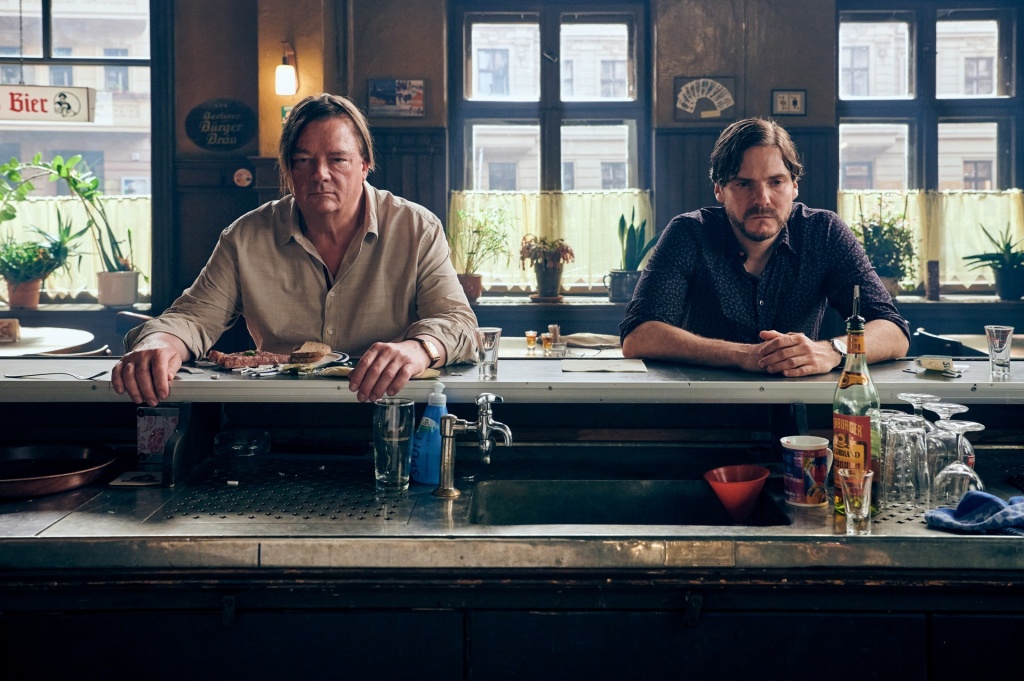 кадр из фильма По соседству