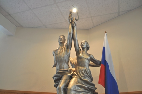 Скульптура Веры Мухиной, изготовленная специально для "Мосфильма" (ныне в координационном центре киноконцерна)