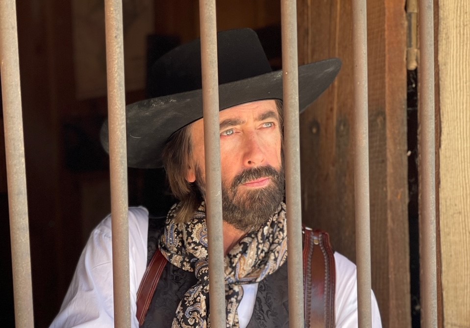 Джо Корнет на съемках фильма «Нападение на Рио Браво»