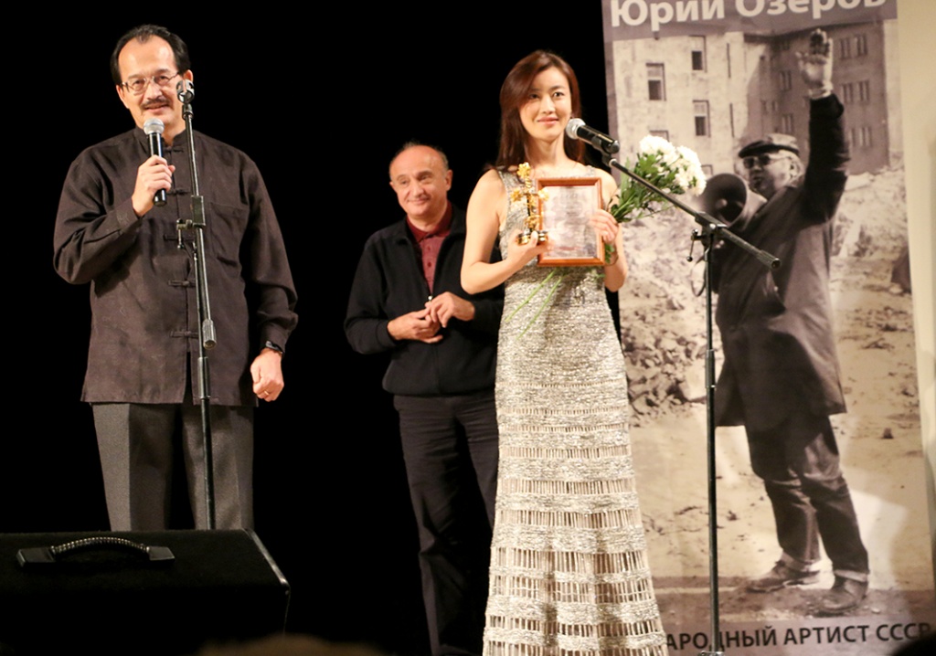 Цу Линь Китай с призом за дебют