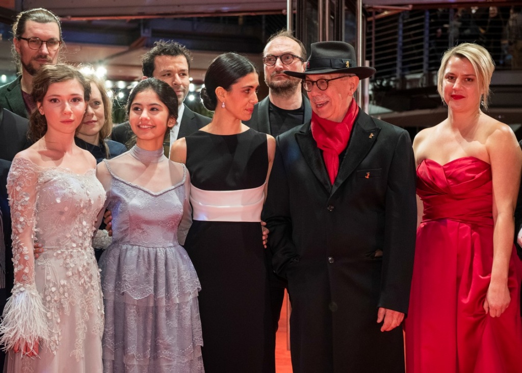 69 Берлинский международный кинофестиваль, Дитер Косслик и съемочная группа фильма "Сказка о трех сестрах" 69 Берлинский международный кинофестиваль, Дитер Косслик и съемочная группа фильма "Сказка о трех сестрах"