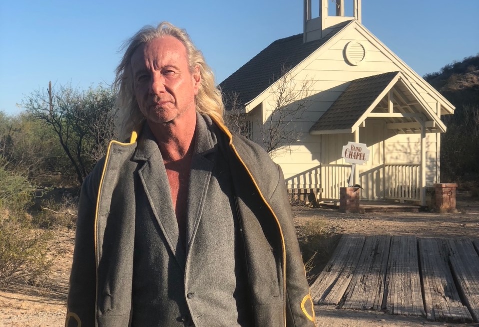 Маттиас Хьюз на съемках фильма «Нападение на Рио Браво»