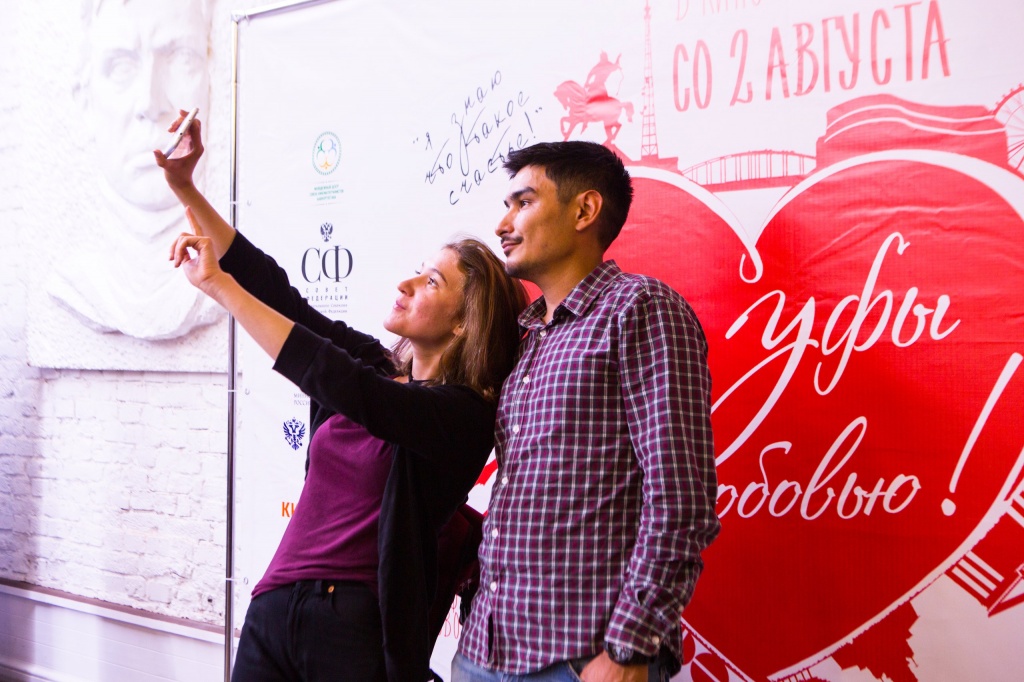 Продвижение Свердловскои киностудией фильма Из Уфы с любовью на премьере фильма в Питере Продвижение Свердловскои киностудией фильма Из Уфы с любовью на премьере фильма в Питере