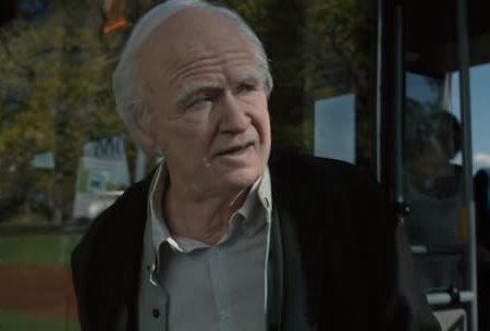 кадр из фильма "Столетний старик, который вылез в окно и исчез"