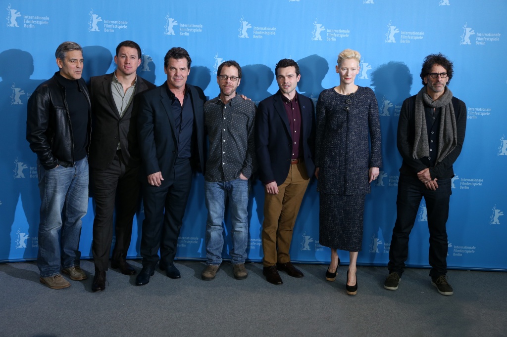 съемочная группа на пресс-конференции фильма "Да здравствует Цезарь!"