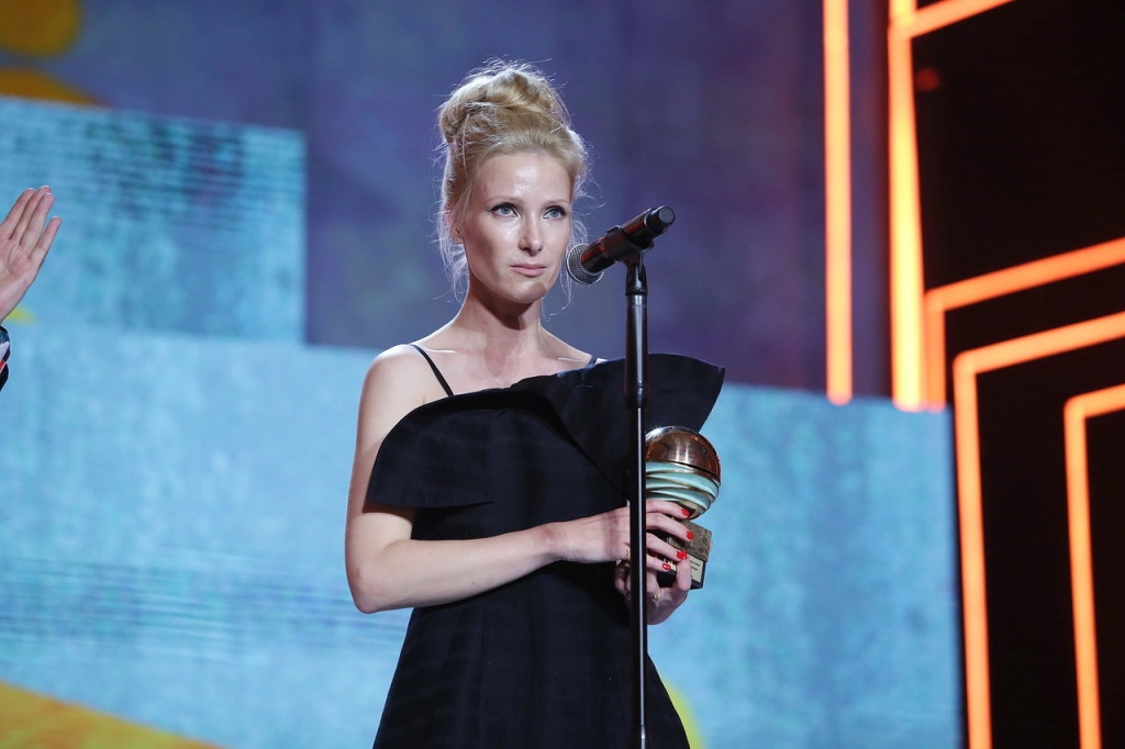 29 Кинотавр, церемония закрытия, актриса Анна Слю с призом