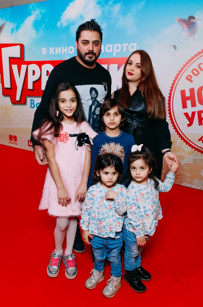 Премьера фильма «Гурвинек. Волшебная игра», певец Александр Бердников с семьей