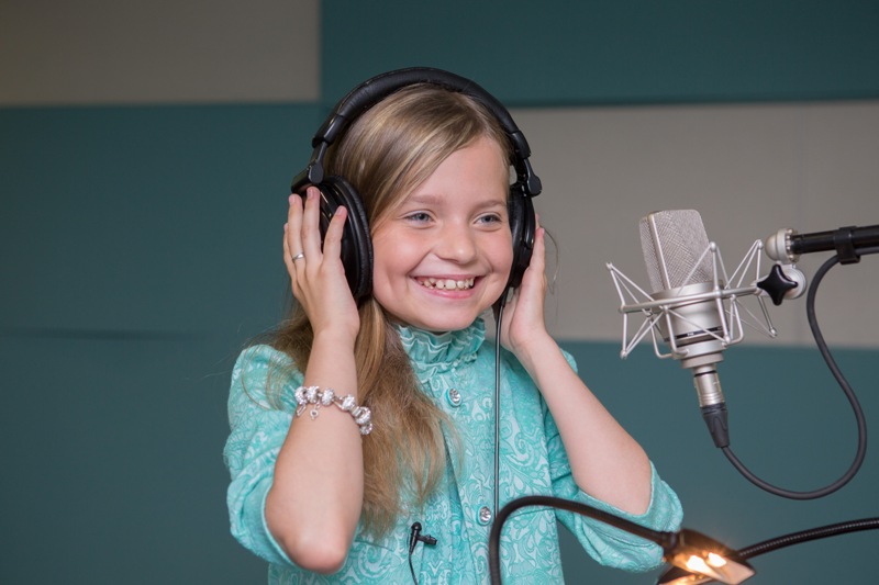 Алиса Кожикина на озвучании анимационного фильма "Крепость"